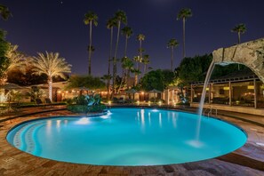 Outdoor pool, pool umbrellas, sun loungers - Hotel Lucerna Mexicali (Mexicali)