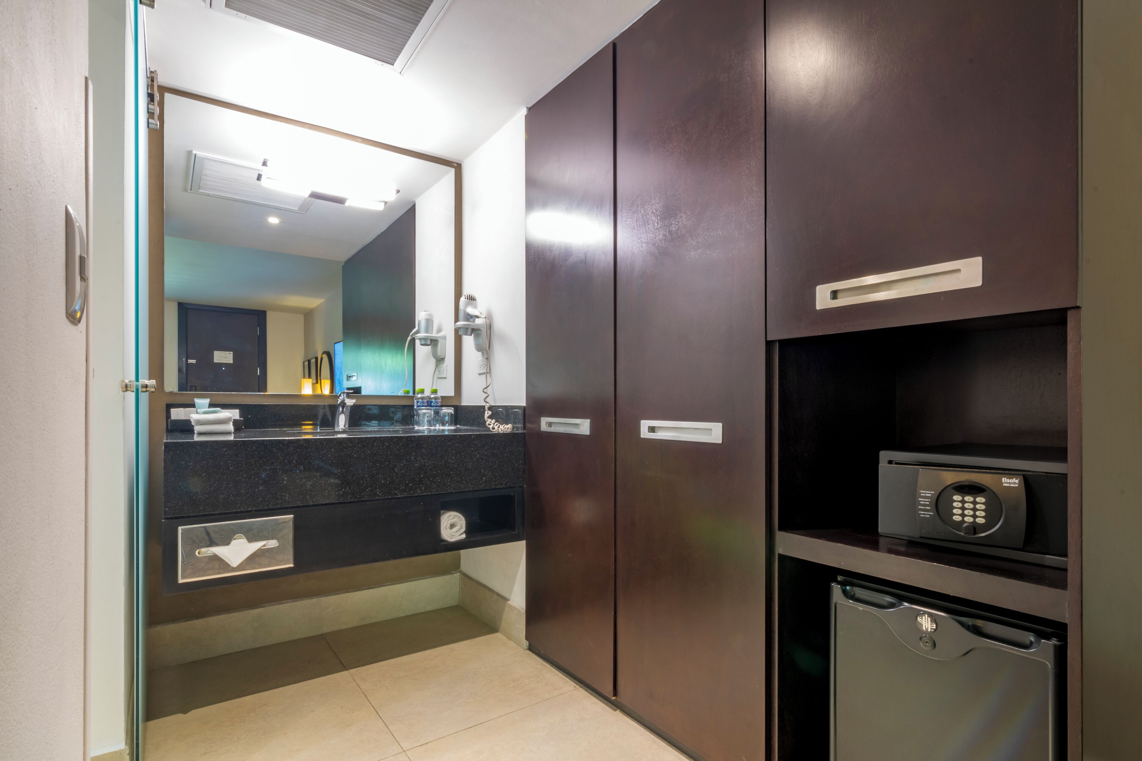 executive room, 1 king bed | bathroom | shower, hair dryer, towels