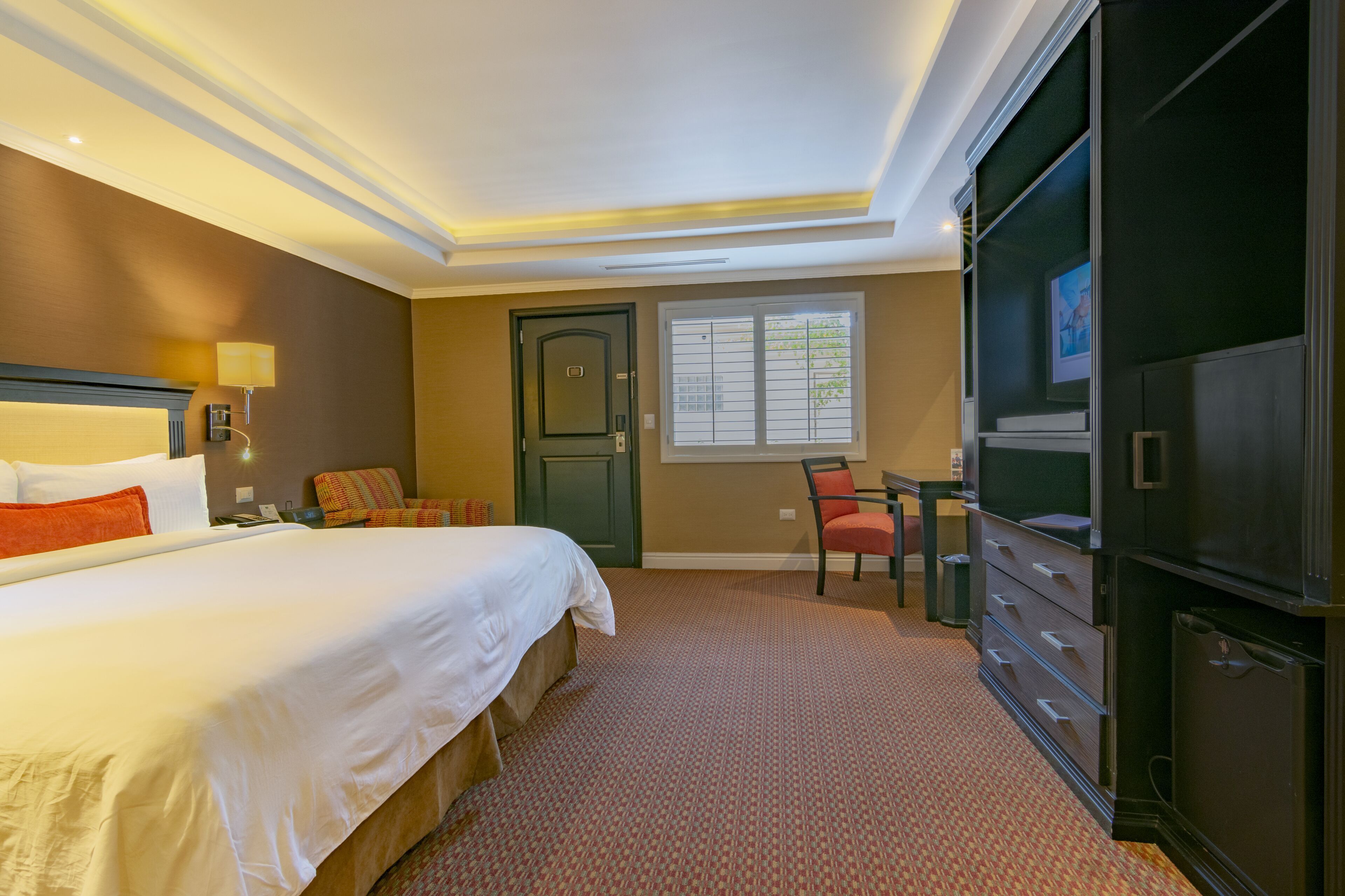 Down duvets, in-room safe, desk, blackout curtains