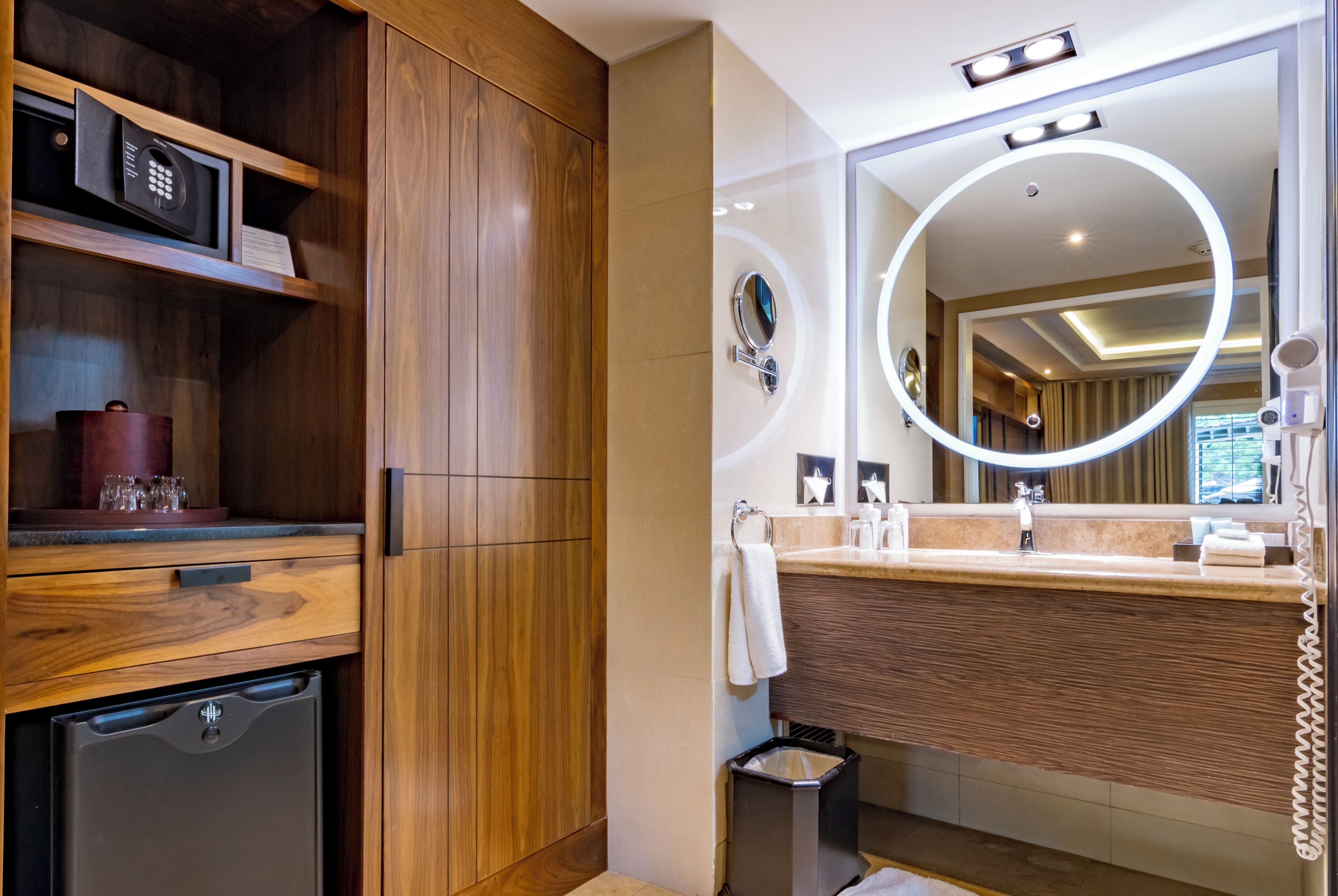 bungalow, 1 king bed | bathroom | shower, hair dryer, towels