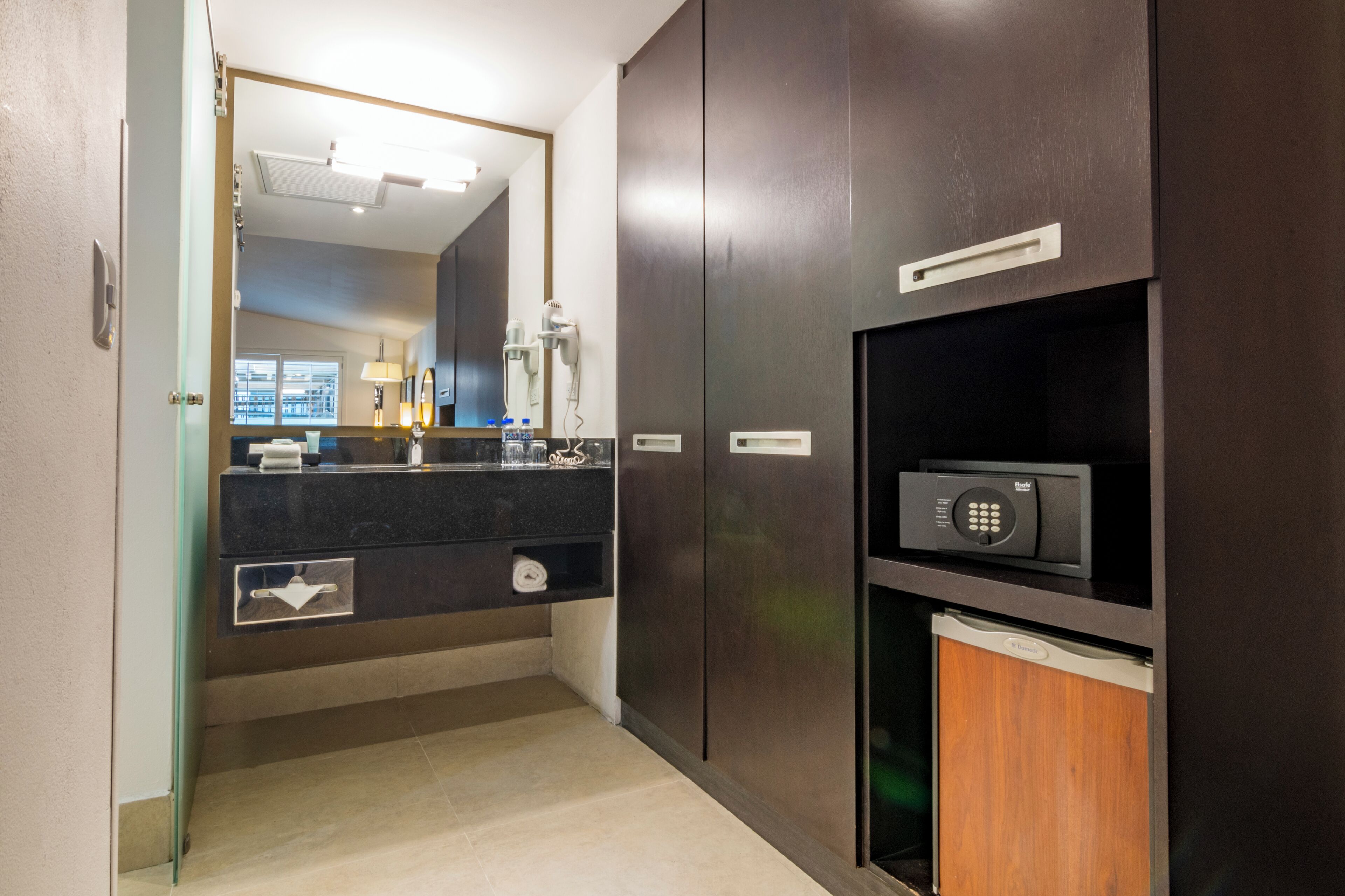 executive room, 2 double beds | bathroom | shower, hair dryer, towels