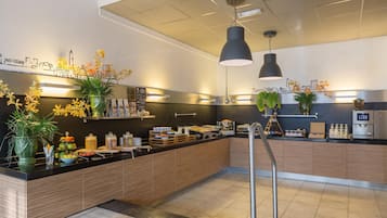 Tägliches Frühstücksbuffet (25 EUR pro Person)