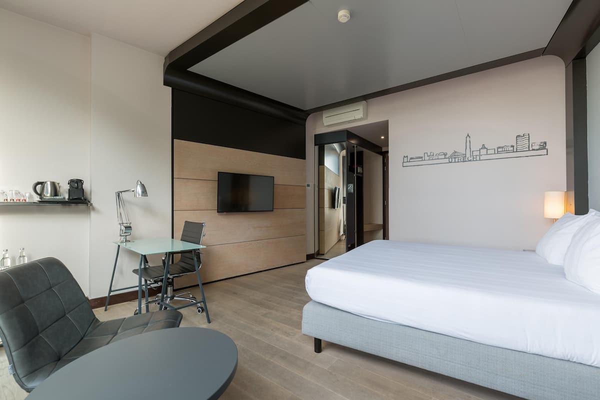 Club kamer, 1 twee- of 2 eenpersoonsbedden, niet-roken, uitzicht op de stad | Een kluis op de kamer, een bureau, een laptopwerkplek, gratis wifi