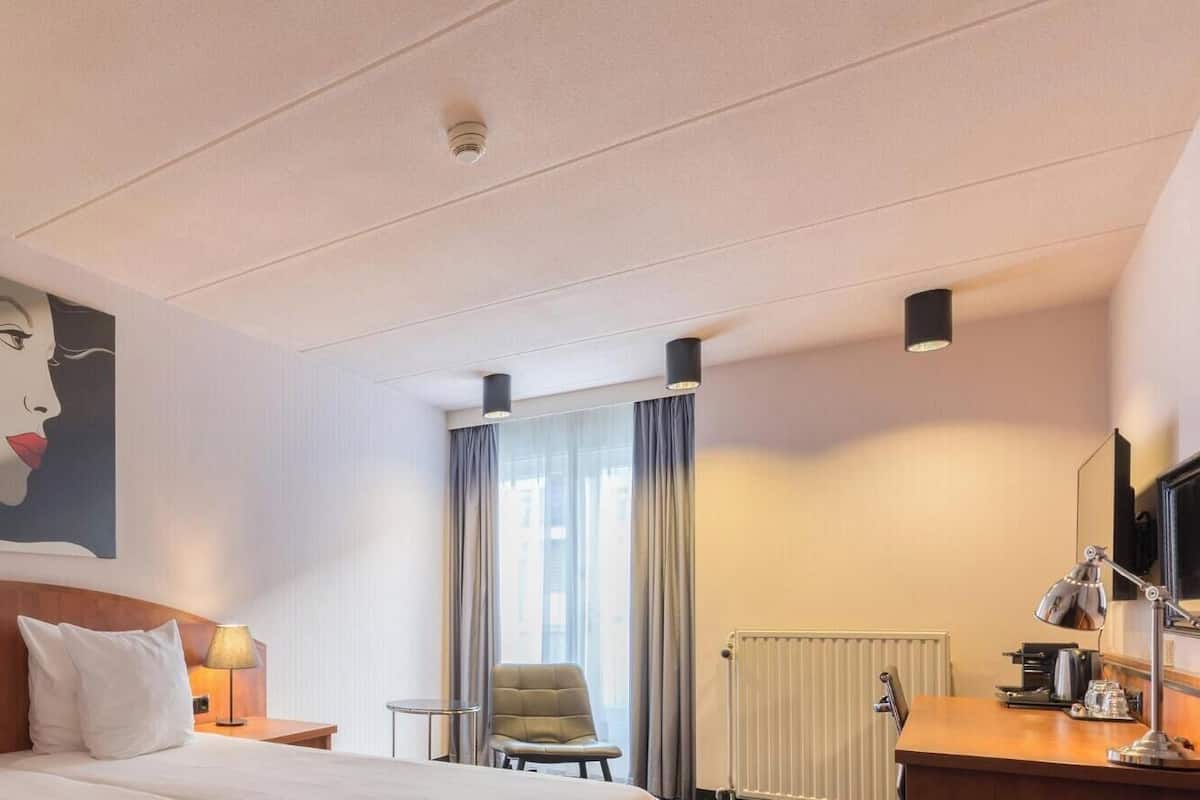 Dobbelt- eller tomannsrom, ikke-røyk | Safe på rommet, skrivebord og skrivebord for bærbar PC