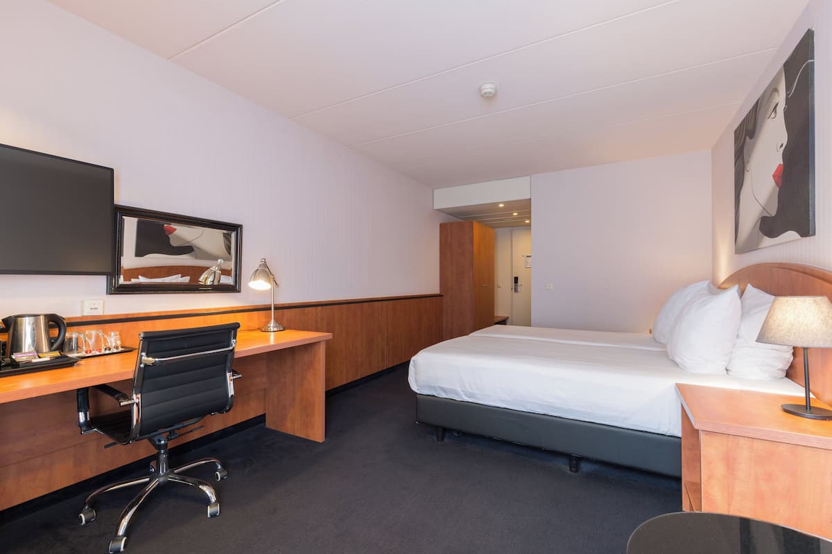 Kamer, 1 twee- of 2 eenpersoonsbedden, niet-roken | Een kluis op de kamer, een bureau, een laptopwerkplek, gratis wifi