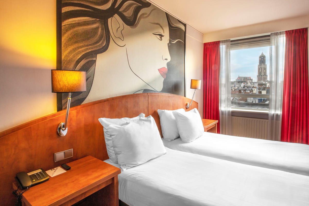 Deluxe Room, 1 Double or 2 Single Beds, Non Smoking, City View | In-room safe, desk, laptop workspace, free WiFi