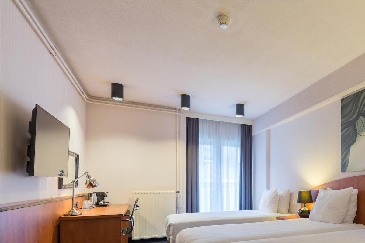 Tremannsrom, ikke-røyk | Safe på rommet, skrivebord og skrivebord for bærbar PC