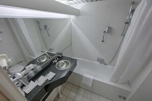 Hair dryer, towels - Leonardo Hotel Utrecht City Center (Utrecht)