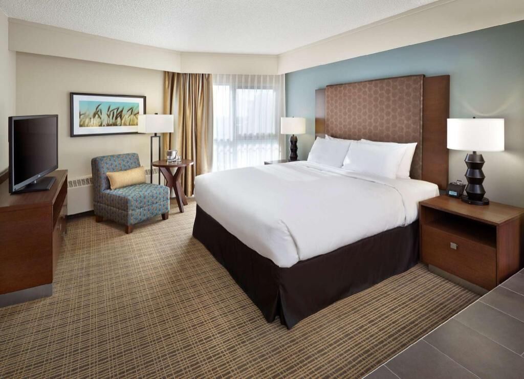 Hypo-allergenic bedding, in-room safe, desk, laptop workspace