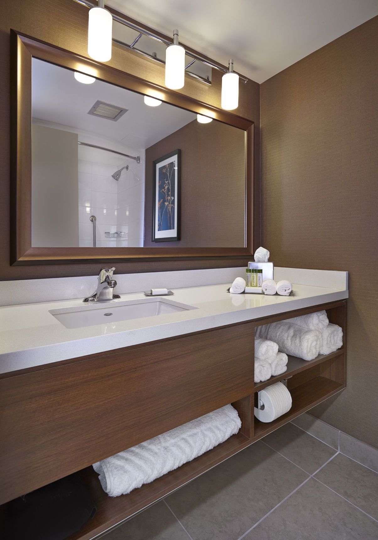 Bathroom | Free toiletries, hair dryer, bathrobes, towels
