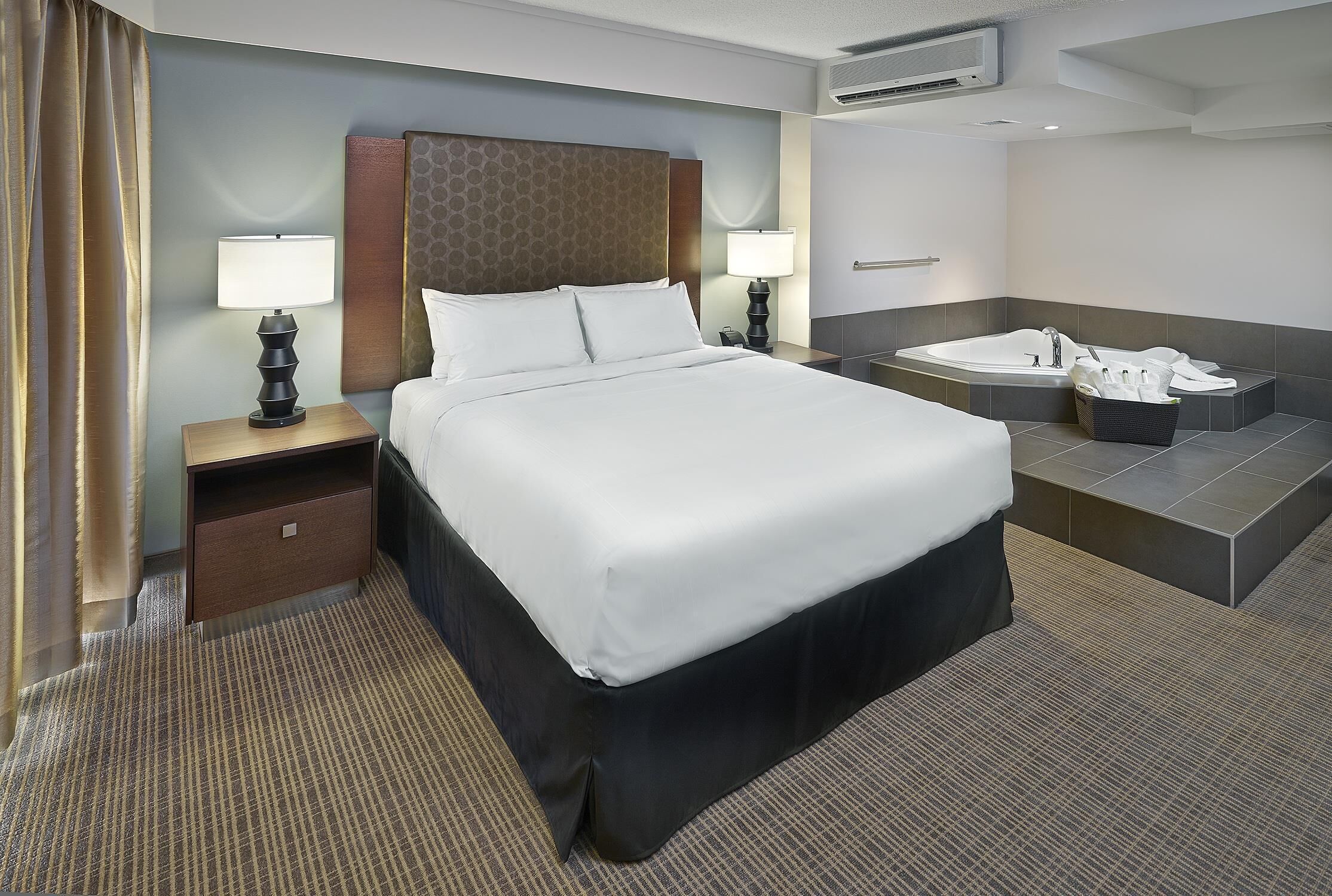 Suite, 1 King Bed, Non Smoking | Hypo-allergenic bedding, in-room safe, desk, laptop workspace
