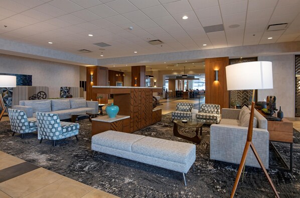 Lobby - DoubleTree by Hilton Hotel & Conference Centre Regina (Regina)