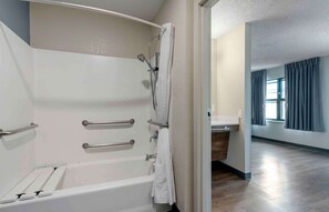 Estudio, 1 cama de matrimonio, accesible para personas con discapacidad, no fumadores | Baño | Ducha y bañera combinadas y artículos de higiene personal gratuitos