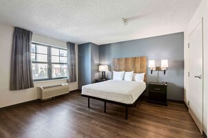 Escritorio, cortinas blackout y tabla de planchar con plancha 