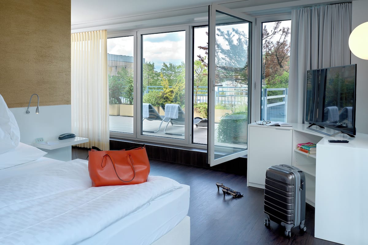 1 bedroom, premium bedding, minibar, in-room safe