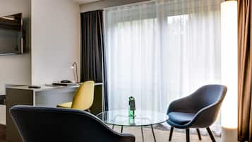 Junior tweepersoonskamer | Luxe beddengoed, een minibar, een kluis op de kamer, een bureau