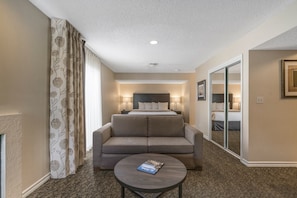 Signature Room, 1 Queen Bed | Living area | Flat-screen TV