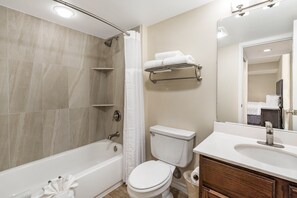 Combined shower/tub, free toiletries, hair dryer, towels - Chase Suite Hotel El Paso (El Paso)
