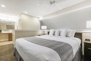 Signature Room, 2 Bedrooms (King) | Premium bedding, pillow-top beds, desk, laptop workspace