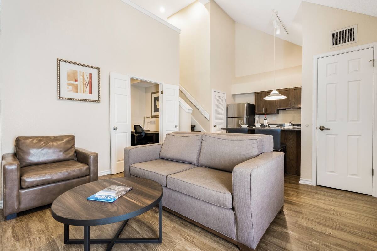 signature room, 2 bedrooms (king) | living area | flat-screen tv