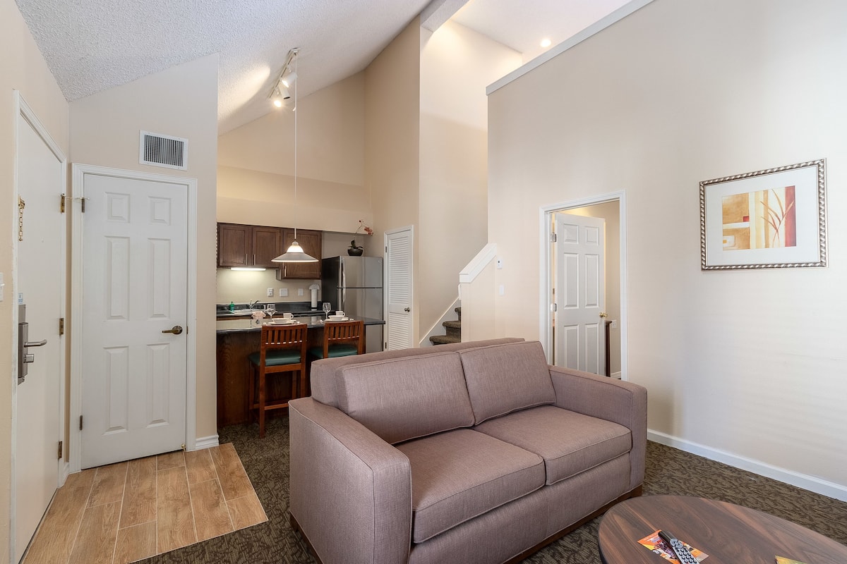 signature room, 2 bedrooms (king) | living area | flat-screen tv