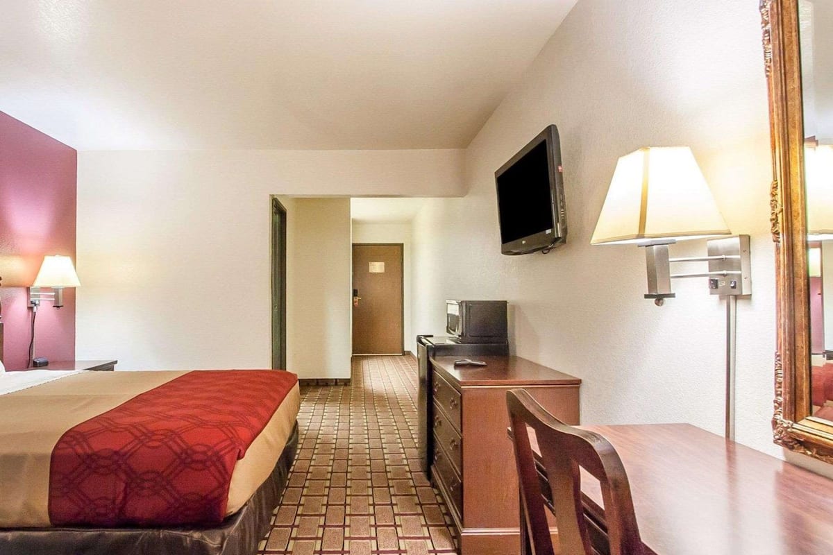 Standard Room, 1 Queen Bed, Non Smoking | Desk, iron/ironing board, free WiFi, bed sheets