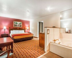 Escritorio, tabla de planchar con plancha, wifi gratis y ropa de cama 