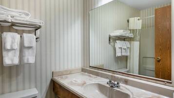 Gratis toiletartikelen, een haardroger, handdoeken