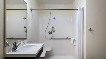 Bañera con ducha, secador de pelo, toallas