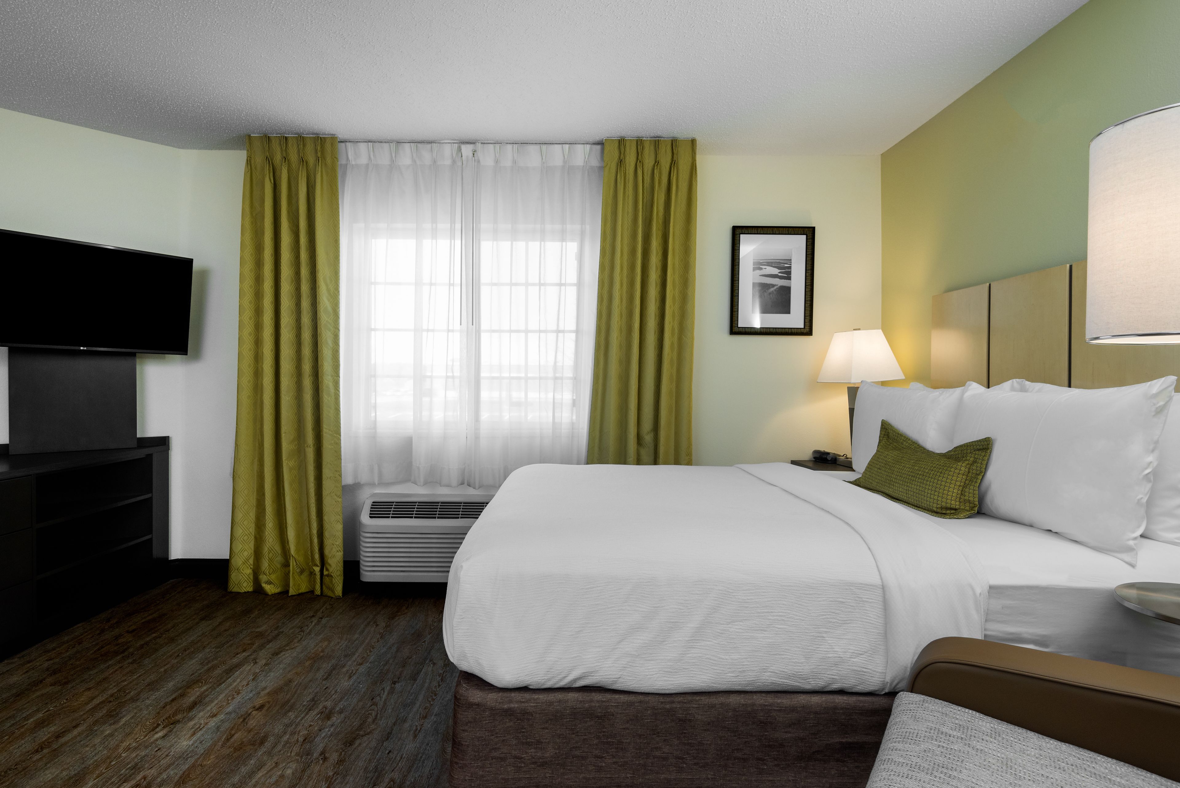 Suite estudio, 1 cama Queen size | Escritorio, espacio para trabajar con laptop y cortinas blackout 