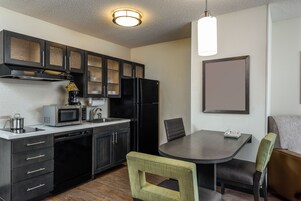 Refrigerador con freezer, microondas, placa de cocina, lavavajillas