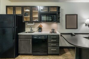 Refrigerador con freezer, microondas, placa de cocina, lavavajillas