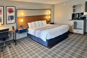 Suite – premier, 1 soverom, ikke-røyk (1 King Bed) | Senger med overmadrass, skrivebord og blendingsgardiner