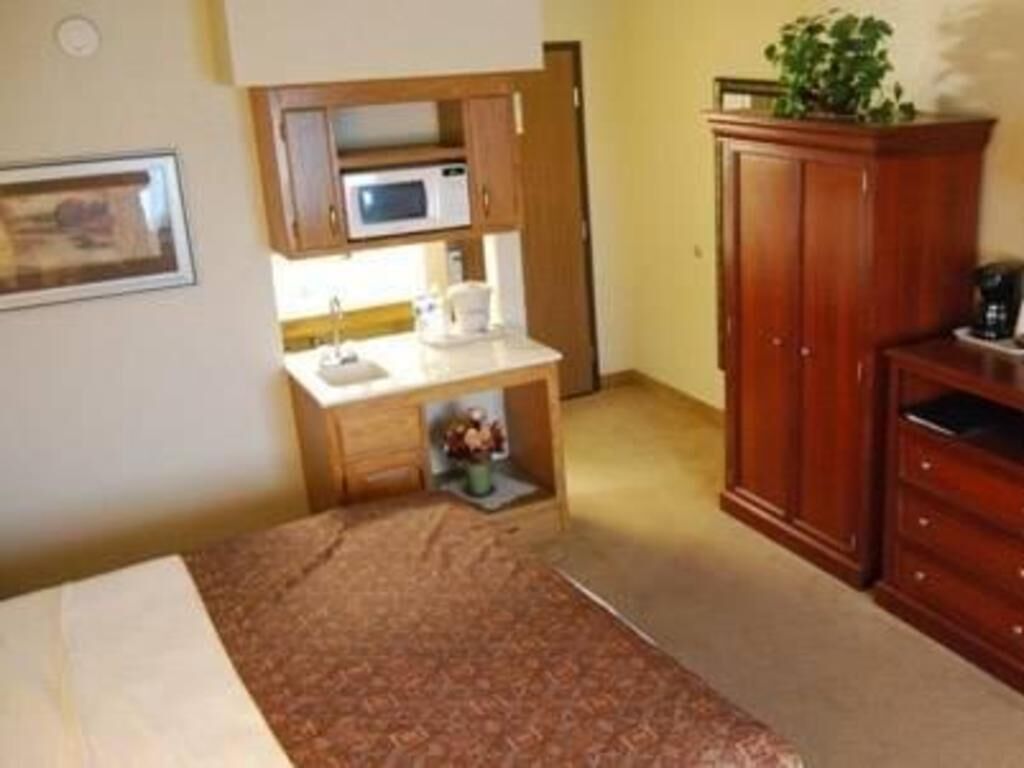 Surmatelas, bureau, rideaux occultants, fer et planche à repasser