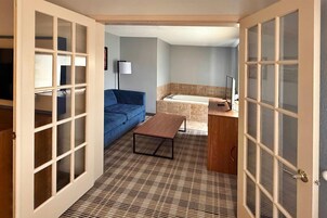 Premier Suite, 1 Bedroom, Non Smoking (1 King Bed) | Pillowtop beds, desk, blackout drapes, iron/ironing board