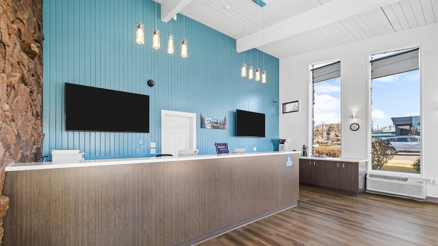 Bend Inn & Suites