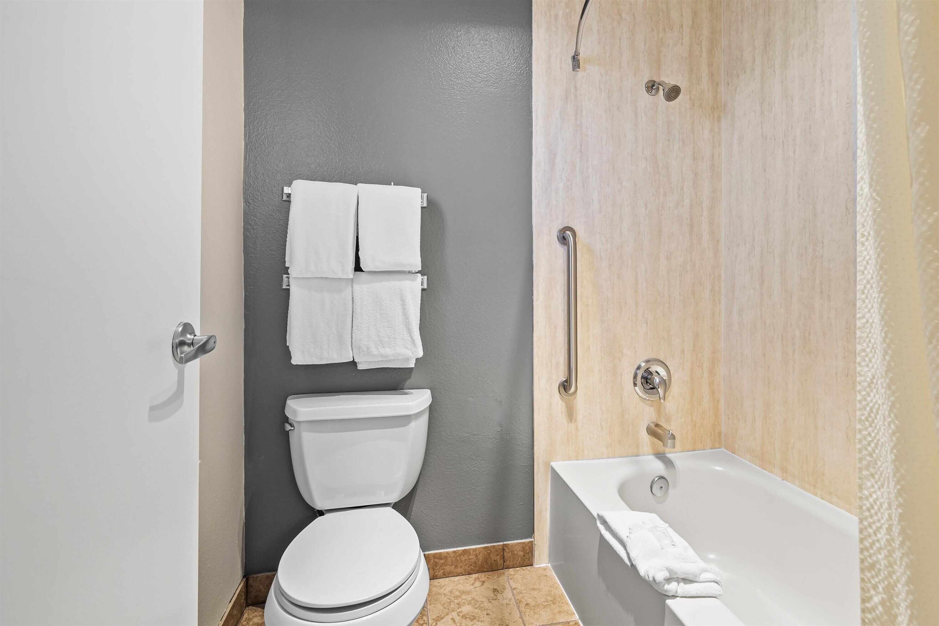 Un baño con inodoro, bañera y ducha.