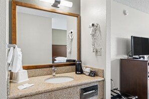 Combined shower/bathtub, hair dryer, towels