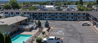 Bend Inn & Suites