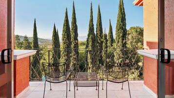 Pillowtop beds, in-room safe, desk, laptop workspace