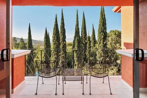 Senger med overmadrass, safe på rommet og skrivebord