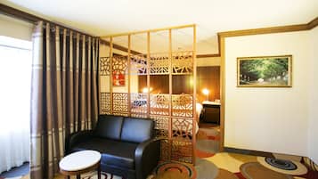 Business Suite, 1 King Bed | Living area