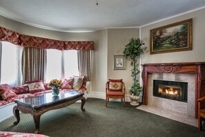 Quarto luxo, 1 cama King, lareira | Área de estar | TV de tela plana 40 polegadas com canais digitais, TV