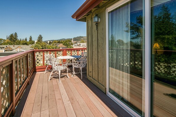 Deluxe Room, 1 Queen Bed, Balcony | Balcony