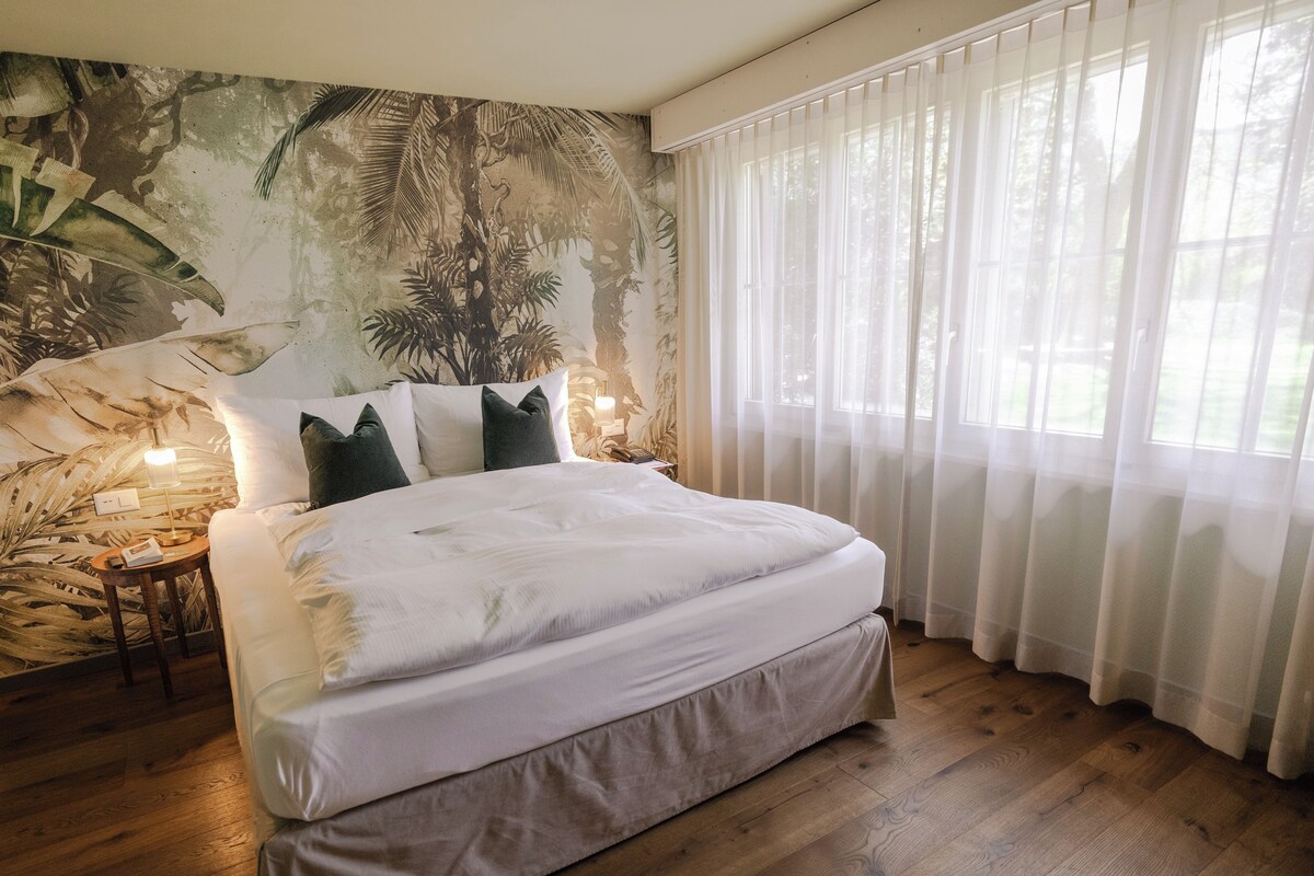Premium bedding, in-room safe, blackout drapes