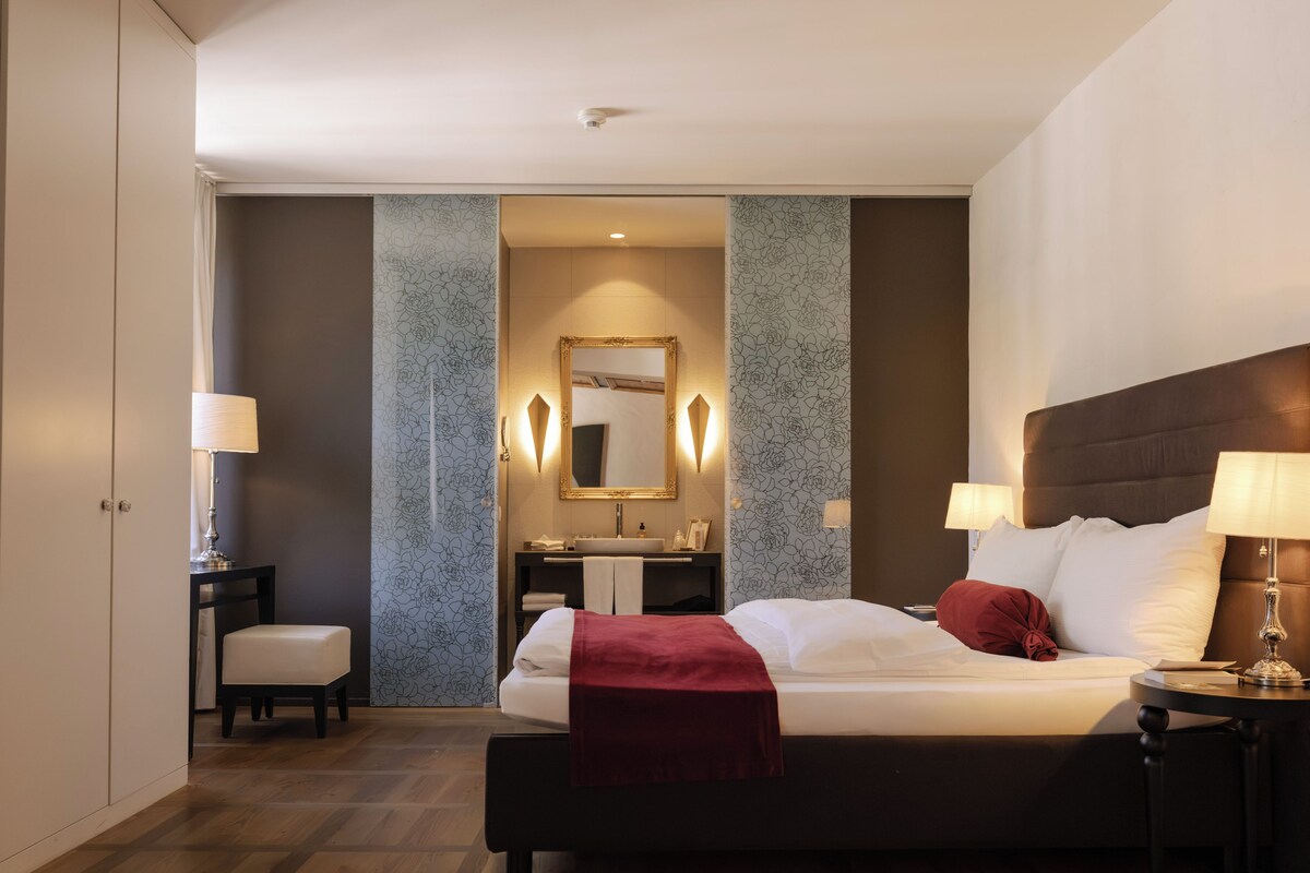 Boutique Junior Suite | Premium bedding, in-room safe, blackout drapes