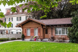 Premium bedding, in-room safe, individually decorated