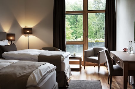 Ropa de cama de alta calidad y caja de seguridad en la habitación