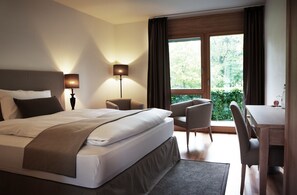 Premium bedding, in-room safe, individually decorated