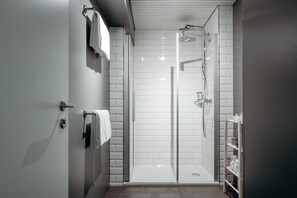 Suite studio | Salle de bain | Articles de toilette griffés, séchoir à cheveux, peignoirs, pantoufles